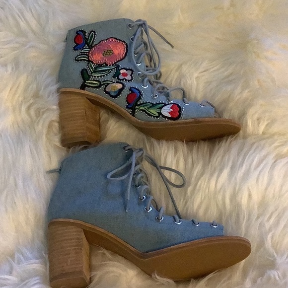 RARE find!! Jeffrey Campbell Floral Ankle bootie - Picture 2 of 4